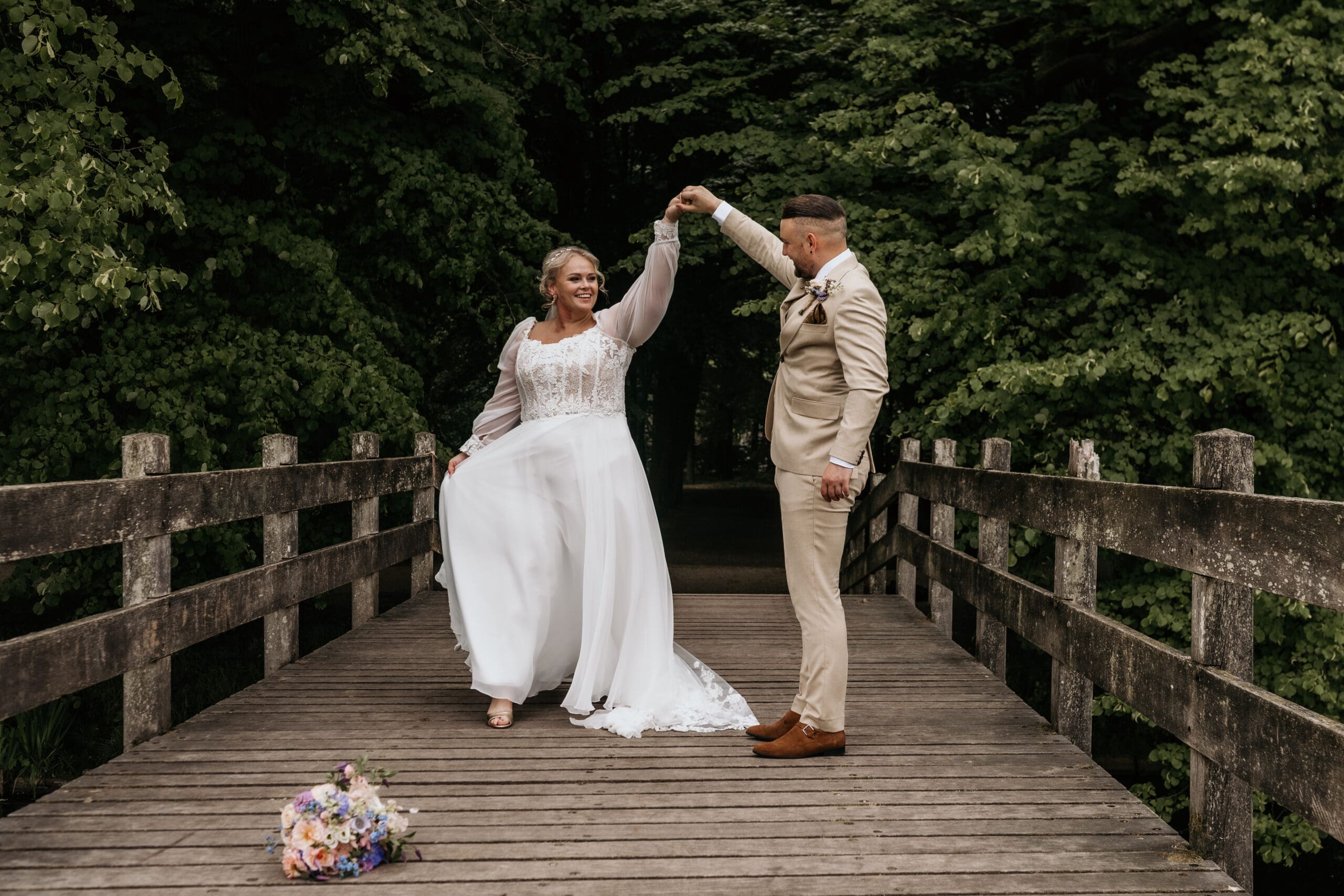 Trouwfotograaf Corry maakt natuurlijke trouwfoto bij kasteel in Schaffelaar Barneveld